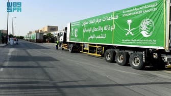 صور.. مركز الملك سلمان يسير 154 شاحنة إغاثية إلى اليمن