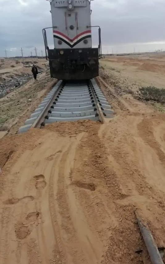 Sand covering railway tracks.. Egyptian train captain avoids disaster!