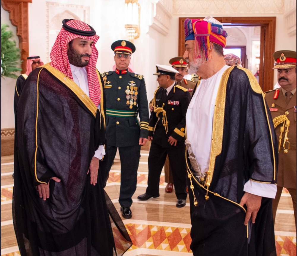 سلطان عمان خلال وداعه لولي العهد السعودي