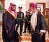 سلطان عمان خلال وداعه لولي العهد السعودي