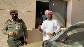 هذا ما قدمه عماني أثناء عبوره المنفذ السعودي لموظفي الجوازات