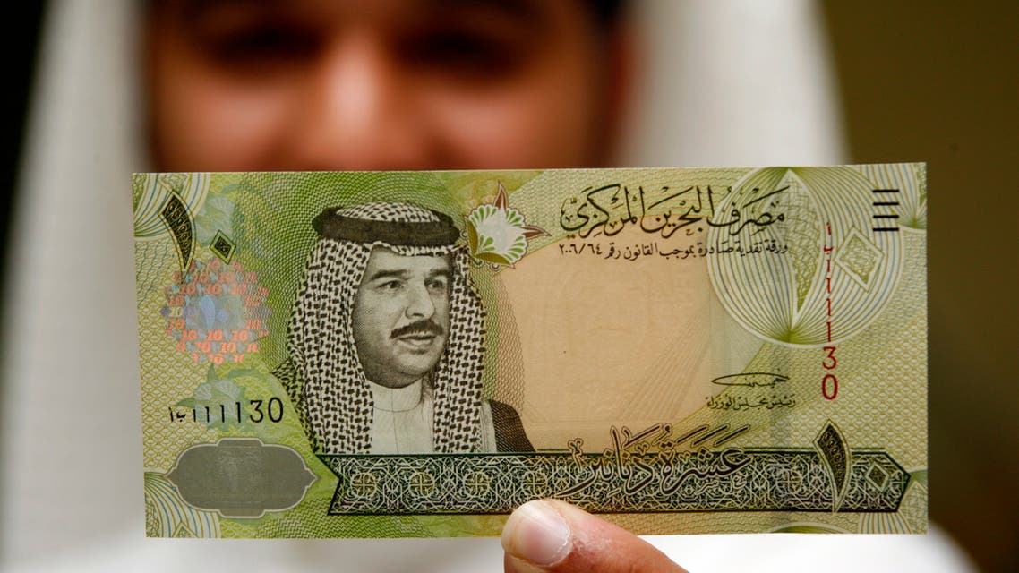 A Central Bank of Bahrain official shows a new BD$10 (Bahraini 10 Dinars Note) on the first day of its release in Bahraini capital of Manama March 17, 2008. (File photo: Reuters)