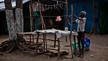 صبي في إحدى قرى جنوب السودان التي شهدت عنفاً (رويترز)