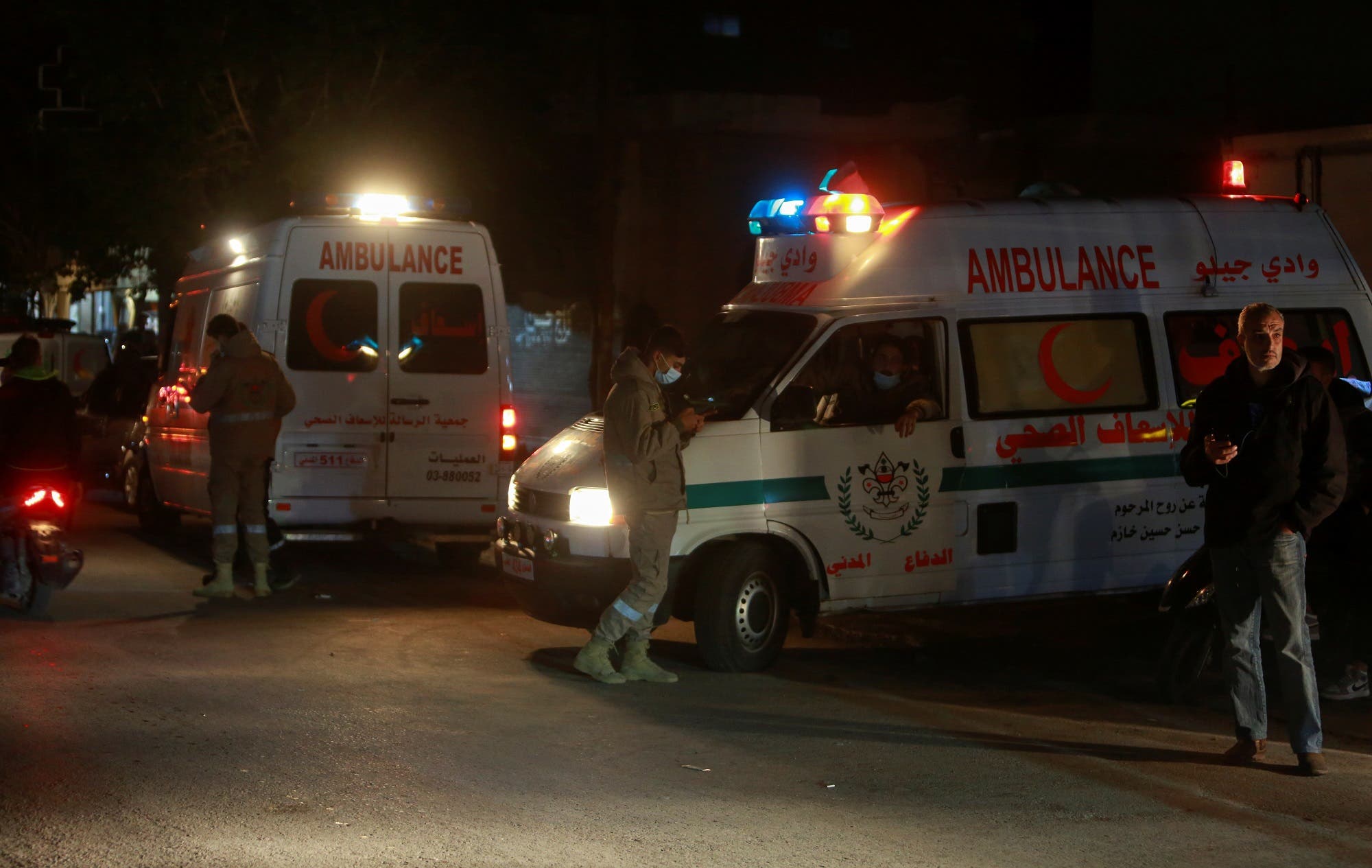 سيارات إسعاف تقف عند مدخل المخيم الفلسطيني حيث وقع الانفجار