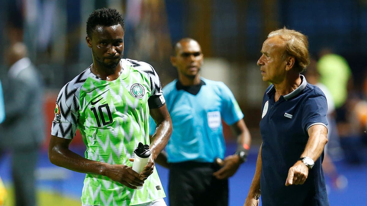 إقالة مدرب نيجيريا قبل أسابيع من بداية كأس إفريقيا