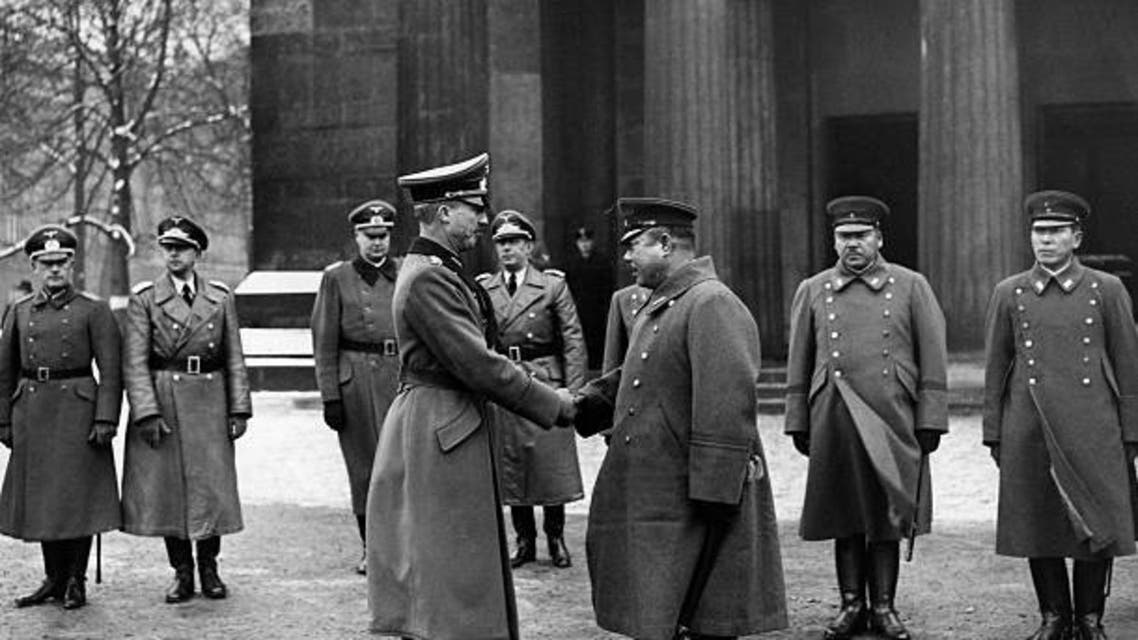 صورة تجمع بين الوفد الياباني بقيادة ياماشيتا والوفد الألماني الذي قاده الجنرال فون هاز ببرلين