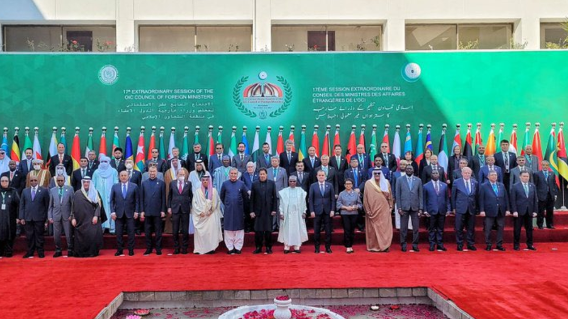 صورة جماعية للمشاركين في الاجتماع الاستثنائي لمجلس وزراء خارجية الدول الأعضاء في منظمة التعاون الإسلامي/ العربية