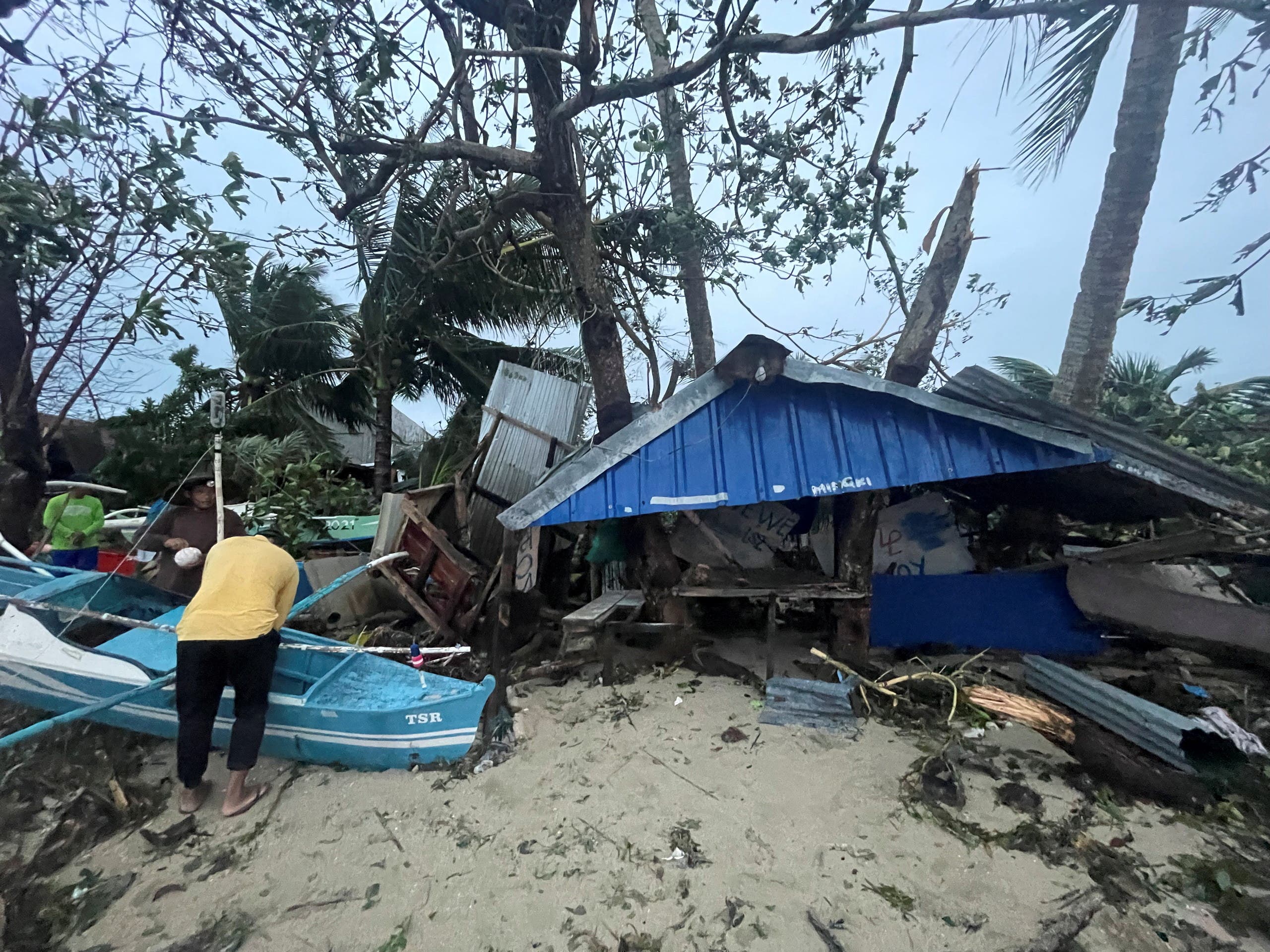 من إعصار الفلبين المدمر