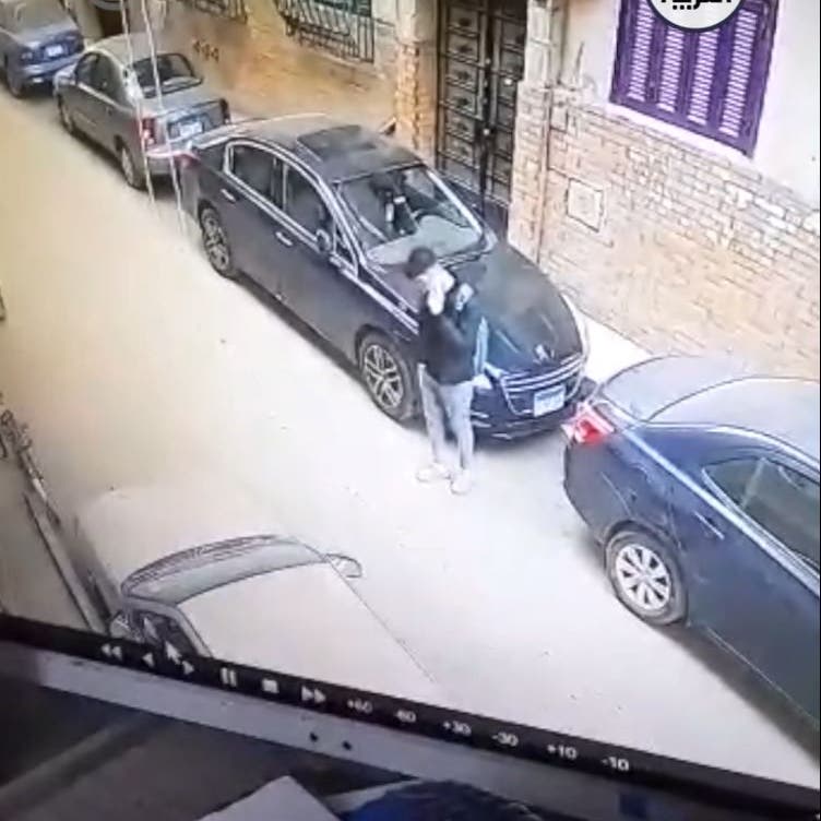 حادث لسيارة تقودها فتاة يثير سخرية بمصر.. شاهد ما فعله المارة؟  