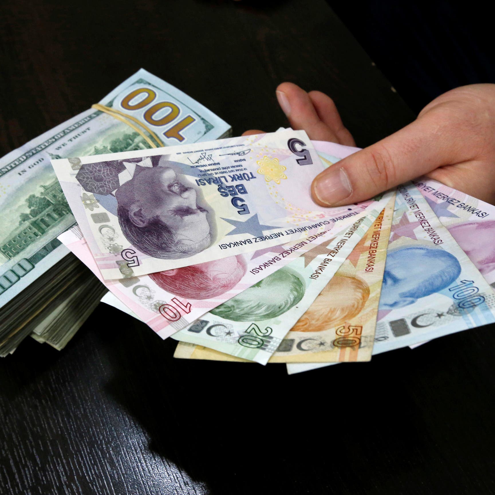 الليرة التركية تتراجع قبل اجتماع البنك المركزي