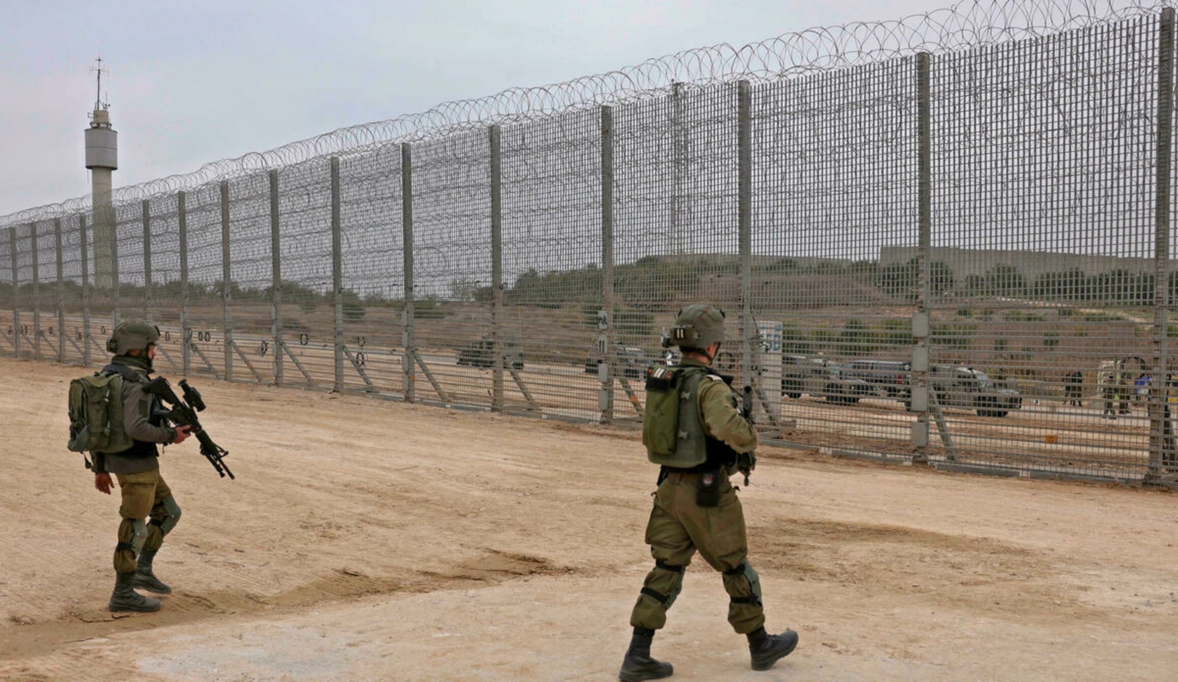 جنود اسرائيليون قرب السياج الفاصل عن قطاع غزة