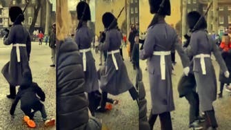  وڈیو : ملکہ برطانیہ کے محافظ نے پاؤں کے ذریعے بچّہ راستے سے ہٹا دیا  