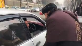 فيديو انتشر كالنار.. طالبان لسائق تاكسي "إياك والموسيقى"