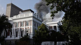 شاهد ألسنة النار.. حريق يلتهم برلمان جنوب إفريقيا
