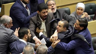 بعد عراك ولكمات.. البرلمان الأردني يجمد عضوية نائب