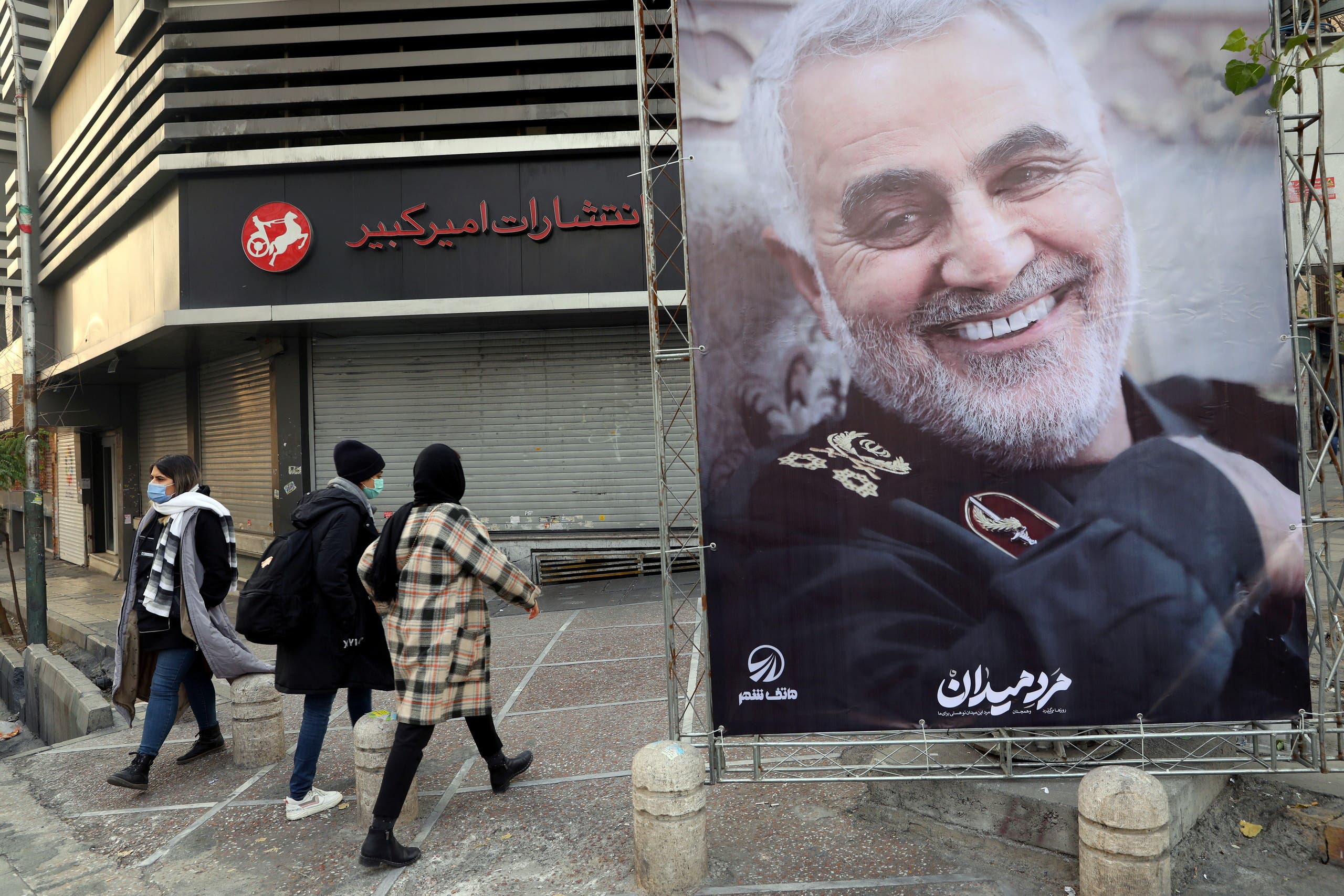 صورة قاسم سليماني في طهران (رويترز)
