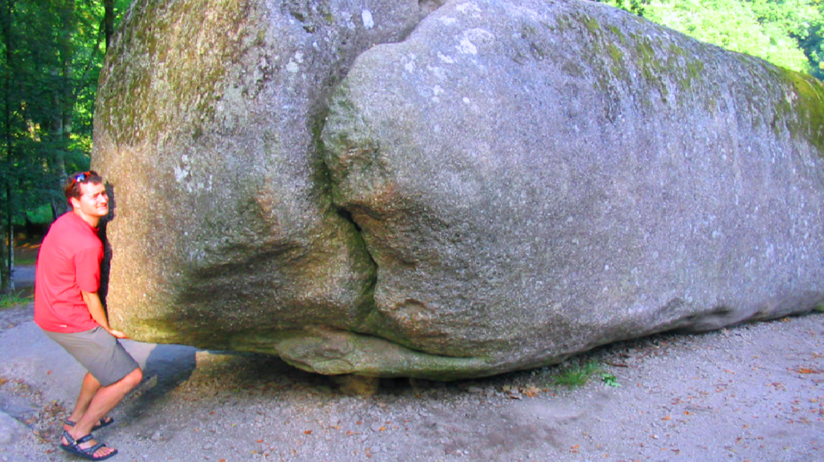 شاهد كيف يرفع أحدهم صخرة بيديه مع أن وزنها 137 طناً