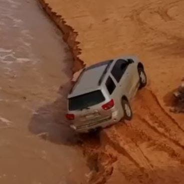 مشهد يحبس الأنفاس.. إنقاذ سيارة كادت تسقط في وادٍ سعودي