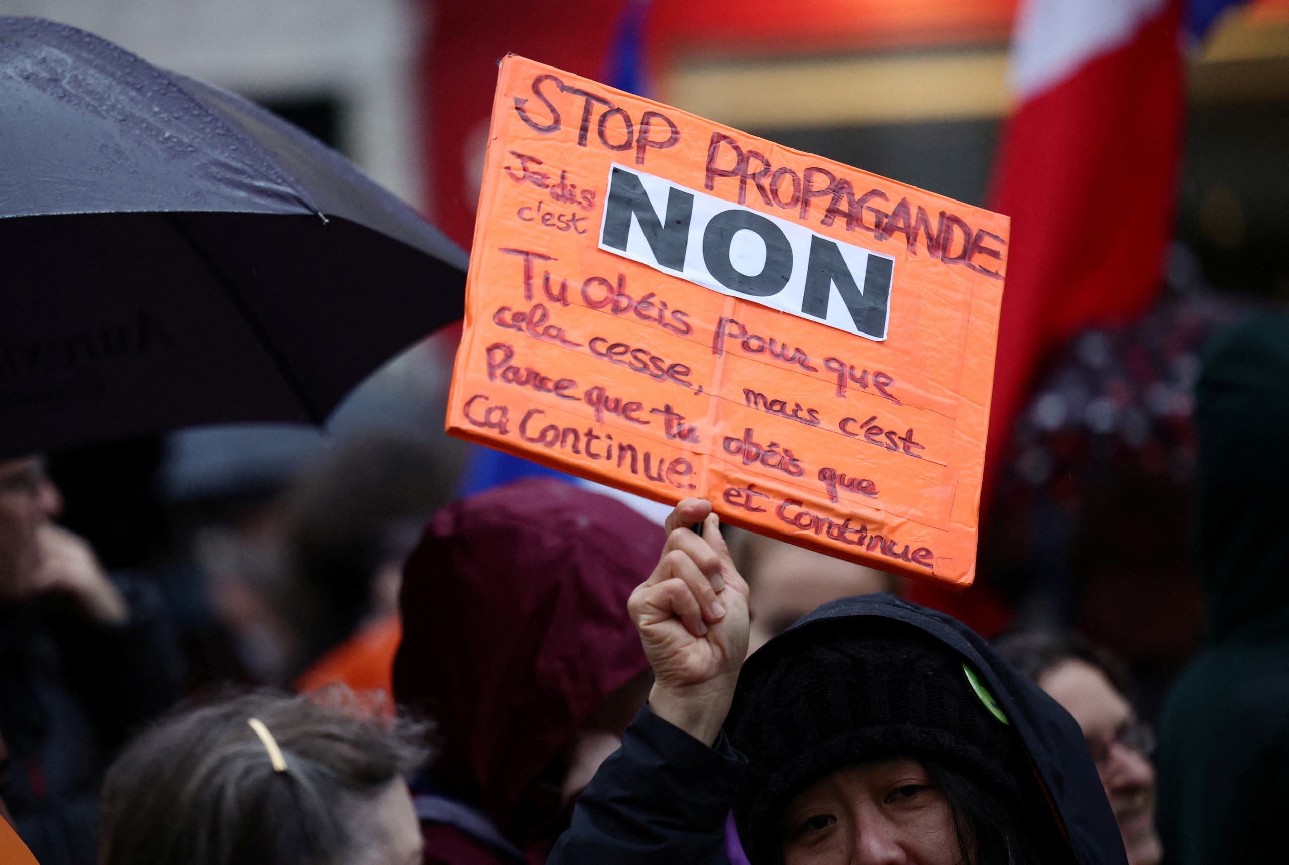 Manifestations anti-vaccins devant le Parlement français lundi 