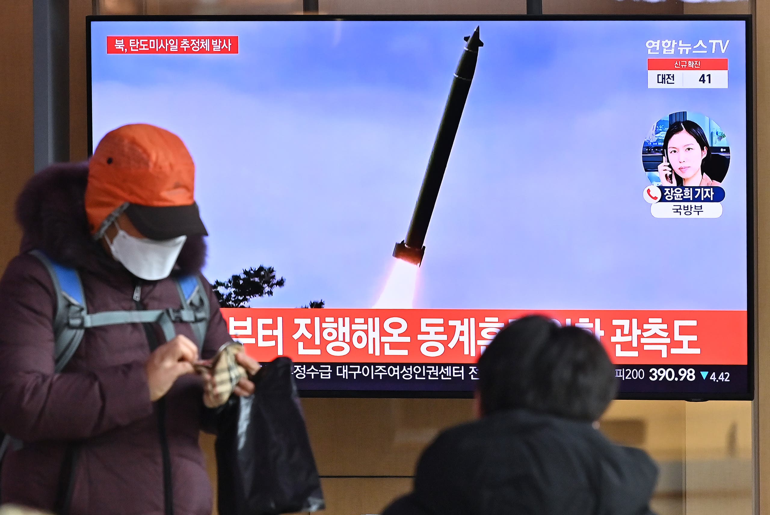 مارة أمام شاشات في سيول تظهر عملية إطلاق الصاروخ في كوريا الشمالية
