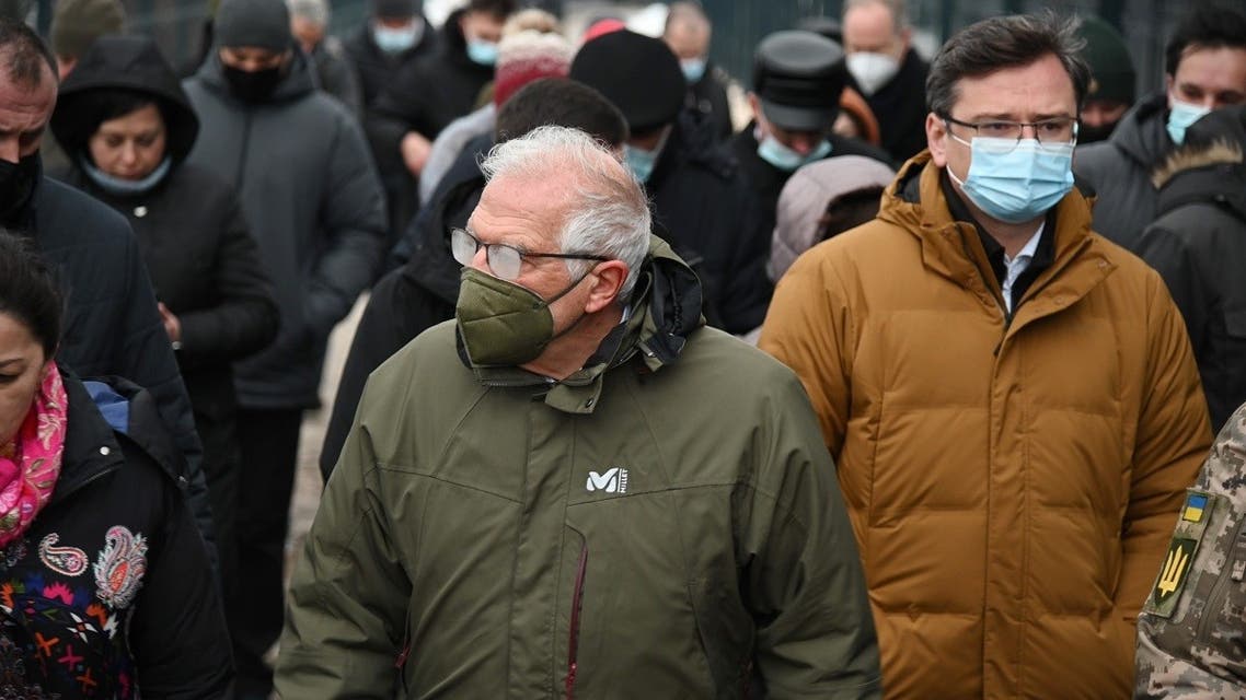High Representative of the EU for Foreign Affairs Josep Borrell and Ukraine’s Foreign Affairs Minister Dmytro Kuleba (R) during a visit to the eastern Lugansk region, Jan. 5, 2022. (AFP)