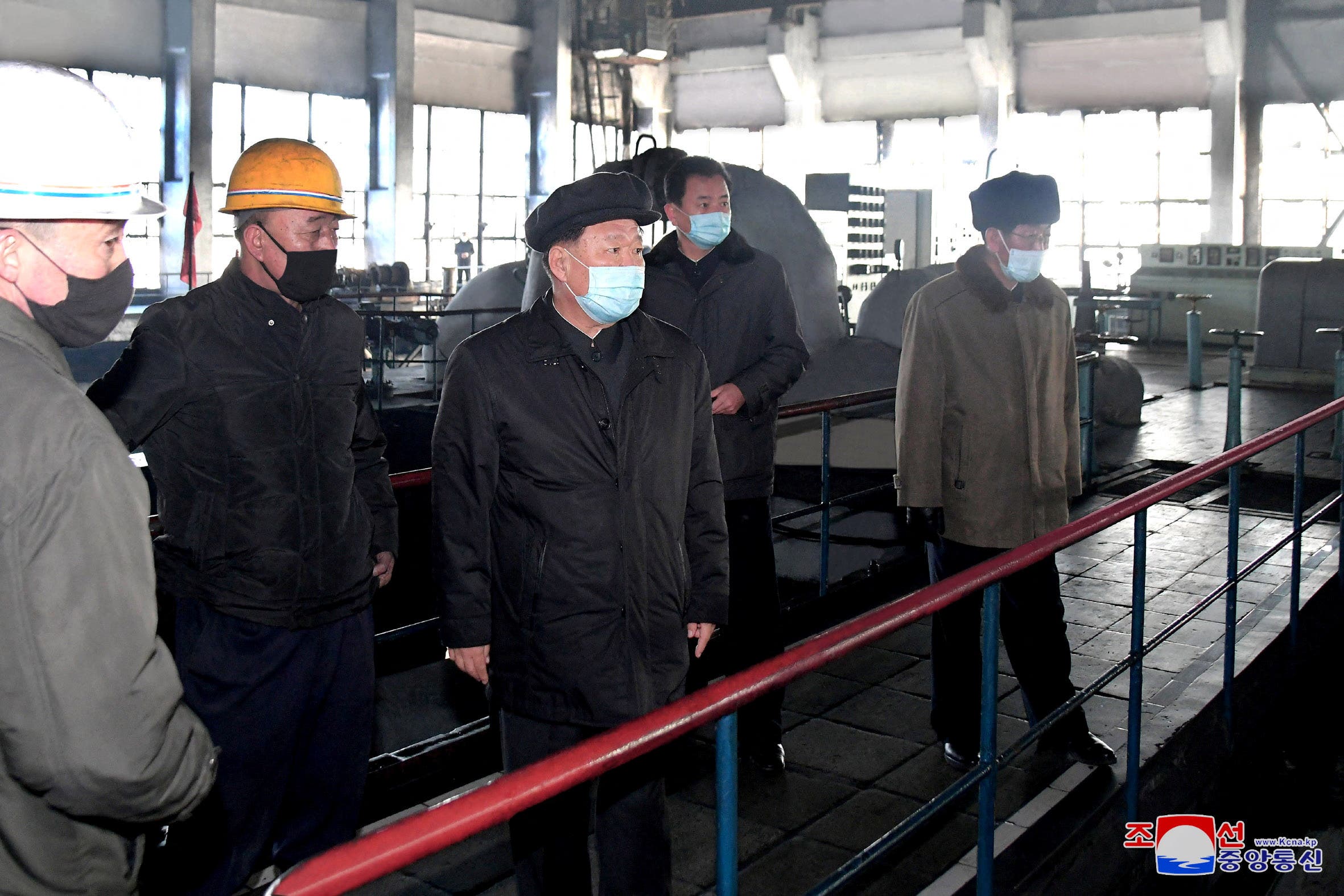 زعيم كوريا الشمالية كيم يونغ أون خلال زيارته لمنشأة طاقة في بيونغ يانغ أمس الثلاثاء