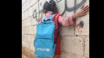 تفطر القلوب.. هكذا تعود طفلة سورية من مدرستها لخيمة النزوح