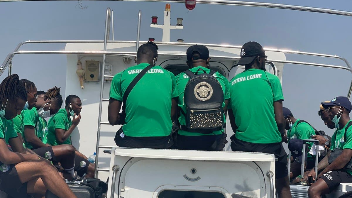 منتخب سيراليون يغادر إلى الكاميرون عبر قارب