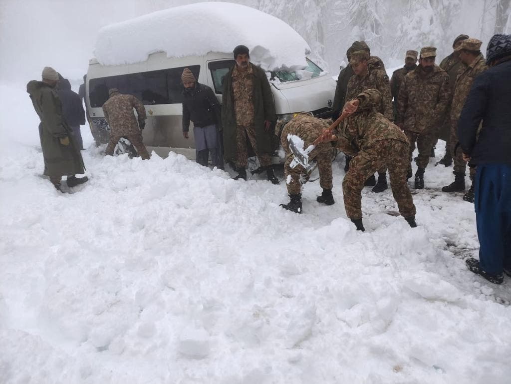 الثلوج في باكستان (رويترز)