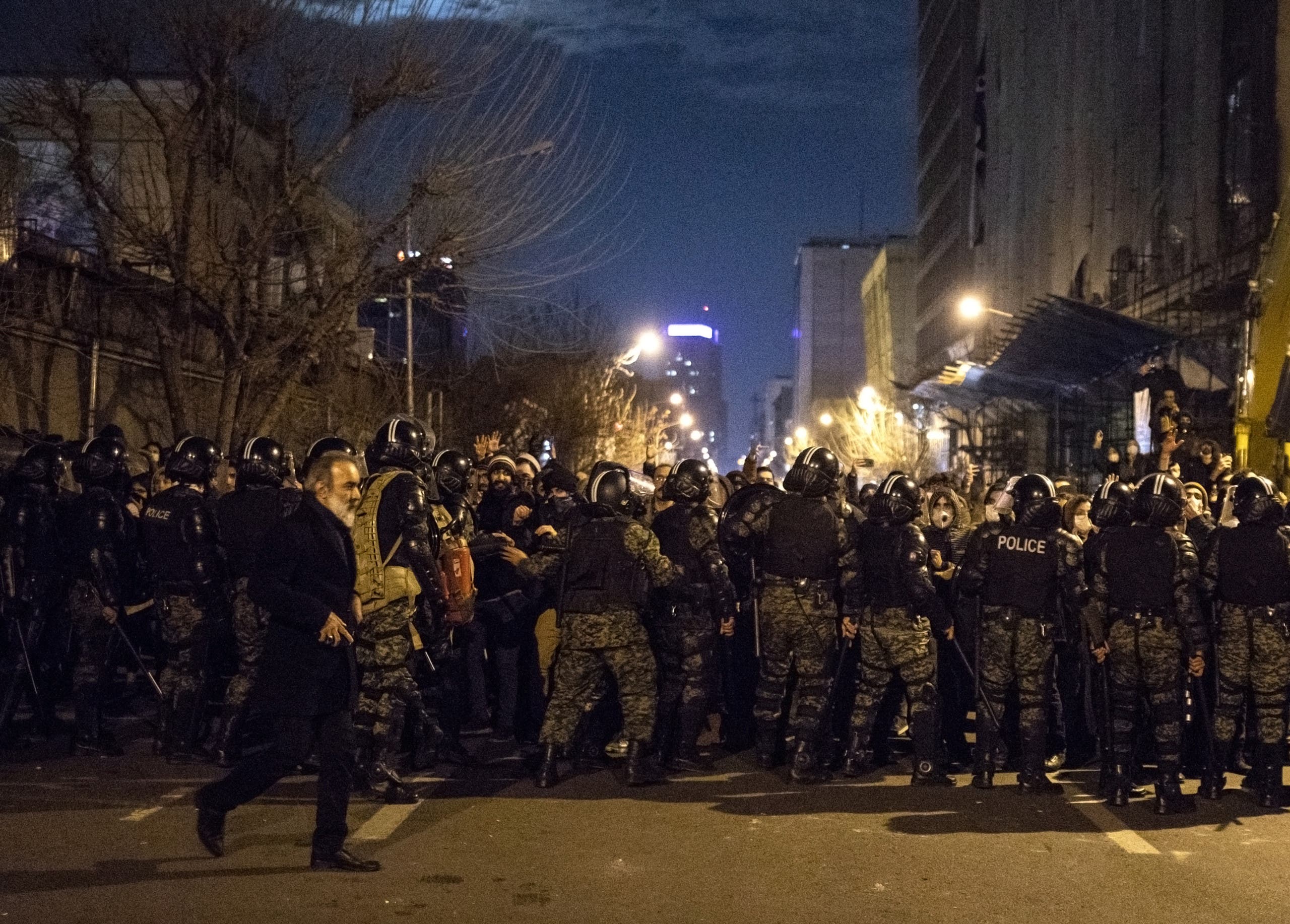 الشرطة تتصدى لمحتجين في طهران في 2020