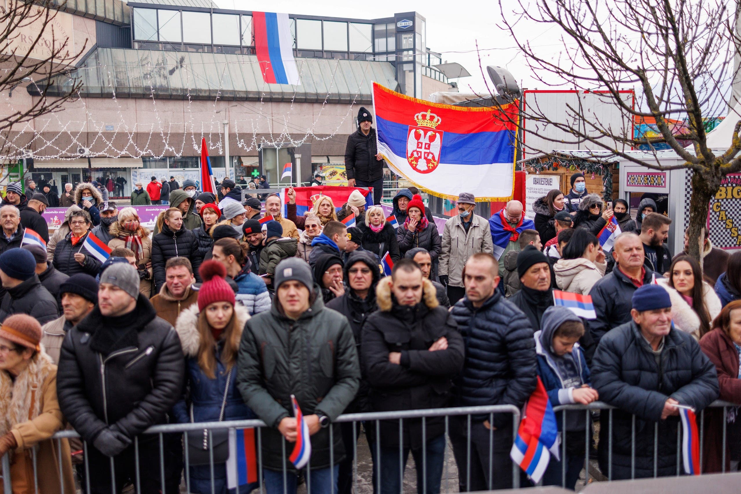 رفع علم صربيا خلال العرض