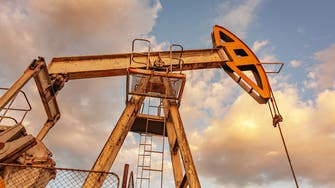 النفط يدخل عام 2022 بموجة صعودية مع تلاشي مخاوف الطلب