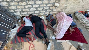مهاجرون ينامون خارج مركز للأمم المتحدة في طرابلس (أرشيفية)