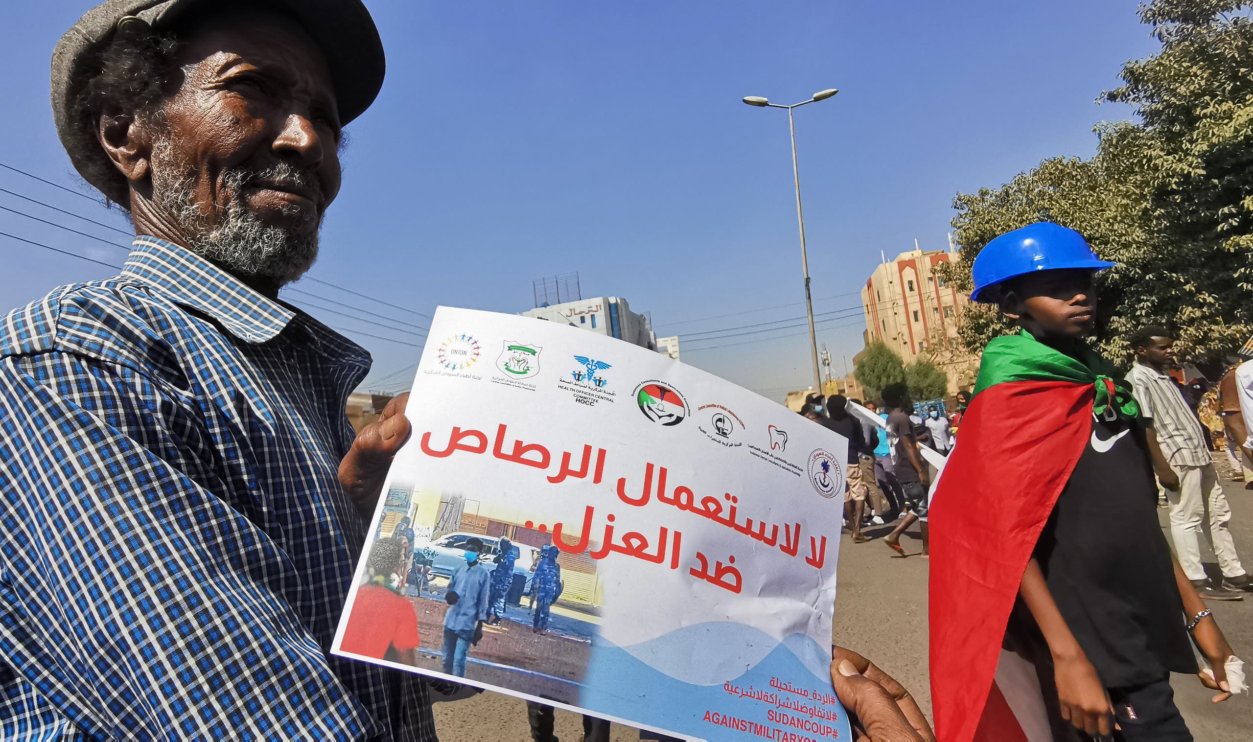 متظاهر يرفع لافتة ضد إطلاق الرصاص على المحتجين خلال مظاهرة في الخرطوم أمس الأحد