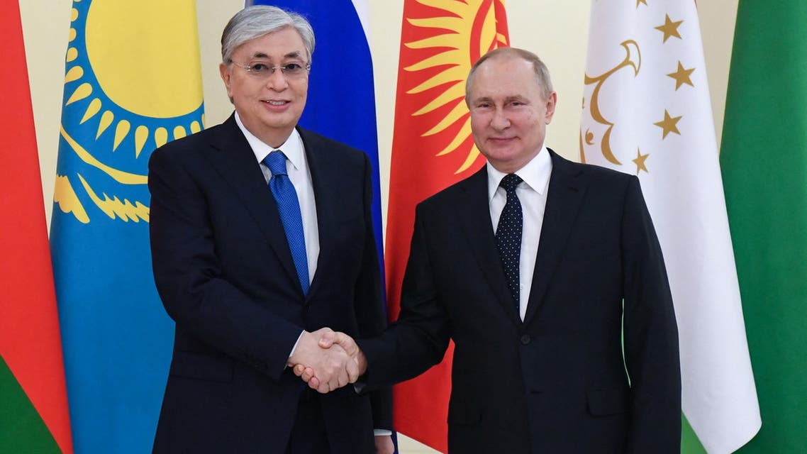 Russian President Vladimir Putin shakes hands with Kazakh President Kassym-Jomart Tokayev during an informal annual summit of the Commonwealth of Independent States (CIS) heads of state in Strelna on the outskirts of Saint Petersburg, Russia December 28, 2021. Sputnik/Evgeny Biyatov/Kremlin via REUTERS ATTENTION EDITORS - THIS IMAGE WAS PROVIDED BY A THIRD PARTY.