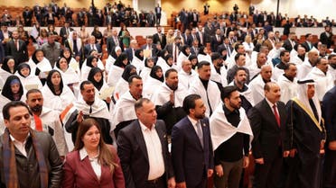 نواب من التيار الصدري بالأكفان البيضاء في البرلمان العراقي (أفرانس برس)