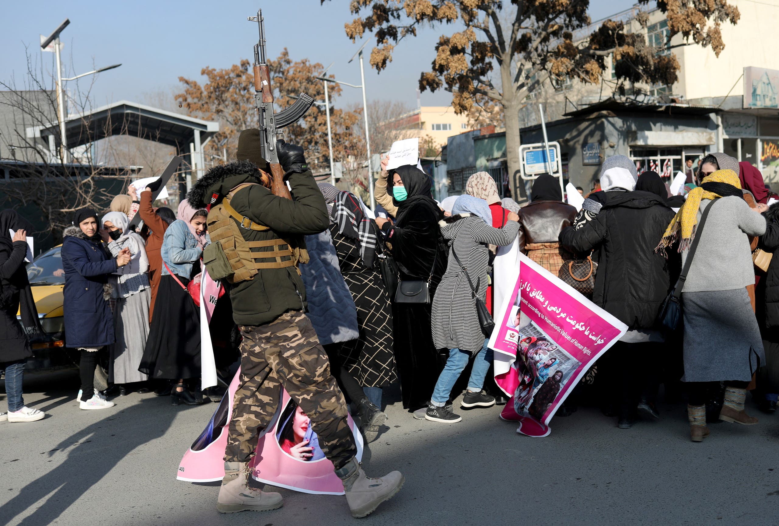 أمن طالبان يعتدي على تظاهرة نسائية في ديسمبر 2021 (رويترز)