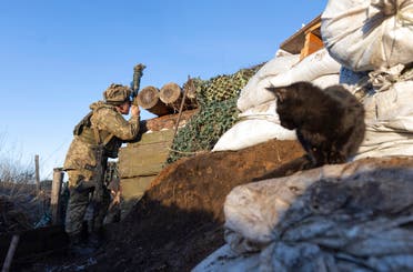 جندي أوكراني على الحدود الشرقية مع روسيا (أ ب)