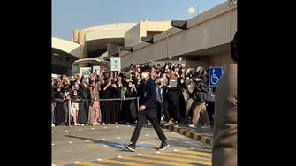 استقبال حافل وجماهيري لفرقة "ستراي كيدز" في مطار الرياض