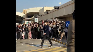 ریاض ہوائی اڈے پر کوریا کے پاپ موسیقی بینڈ کا پرتپاک استقبال