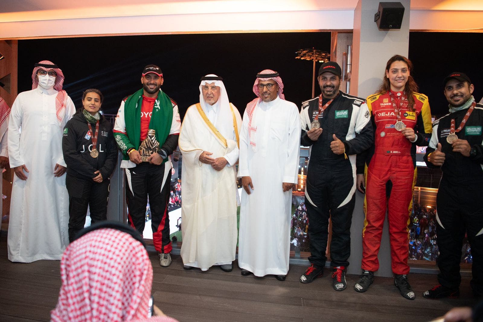 شہزادہ خالد الفیصل کی ریس جیتنے والے ڈرائیورز کے ہمراہ تصویر