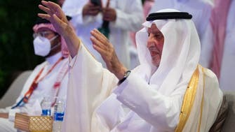 شاهد الأمير خالد الفيصل يشارك  بالفلكلور الجنوبي بختام داكار