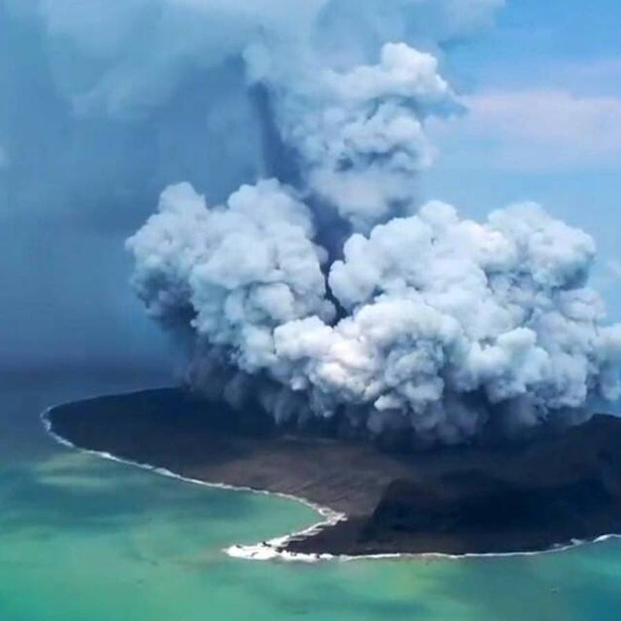 شاهد.. ثورة بركان تحت البحر في تونغا تتسبب بموجات تسونامي خطيرة
