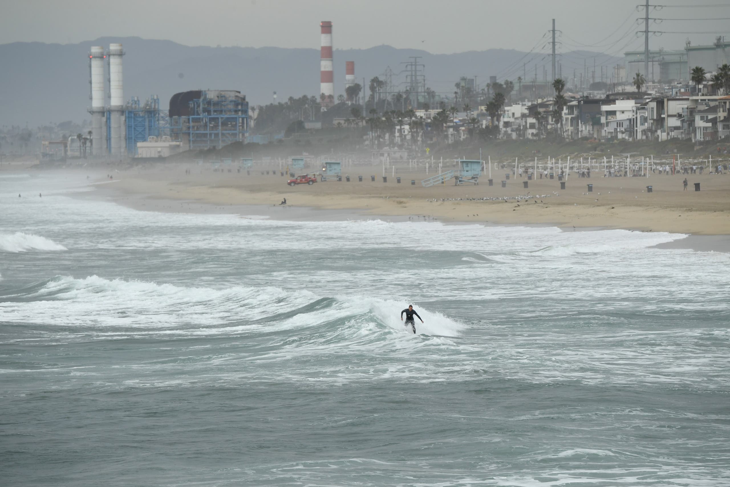 أحد شواطئ كاليفورنيا اليوم بعد التحذير من تسونامي