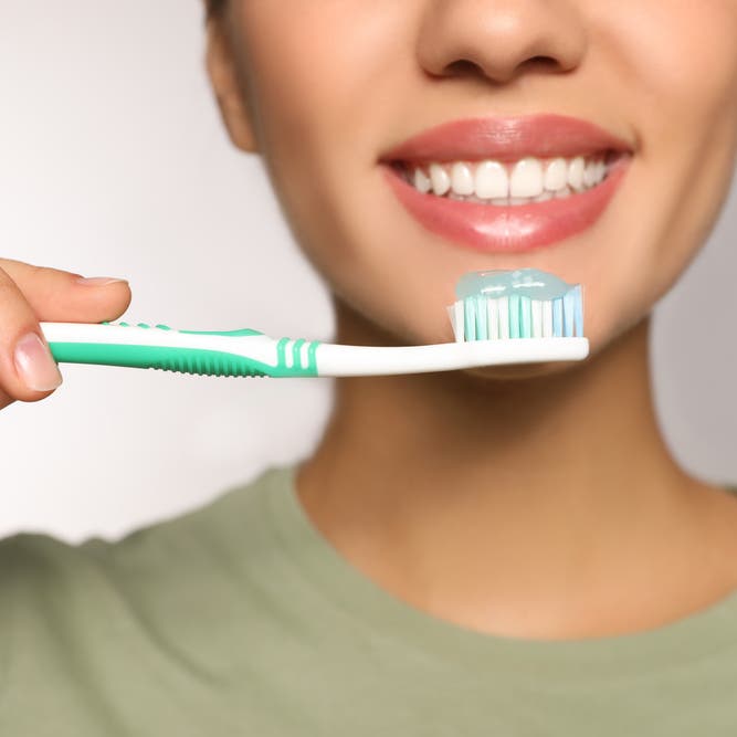 تنظيف الأسنان بطريقة خاطئة.. يزيد خطر الإصابة بالسرطان!
