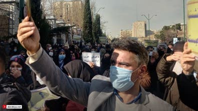 متقاعدو إيران يهتفون أمام البرلمان.. 