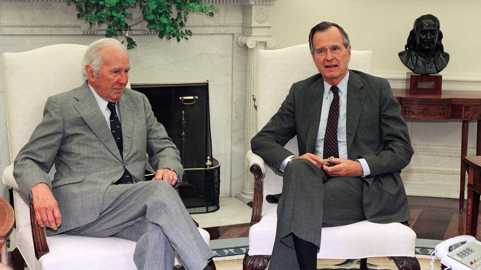 مالكولم تون مع الرئيس الأميركي جورج بوش الأب