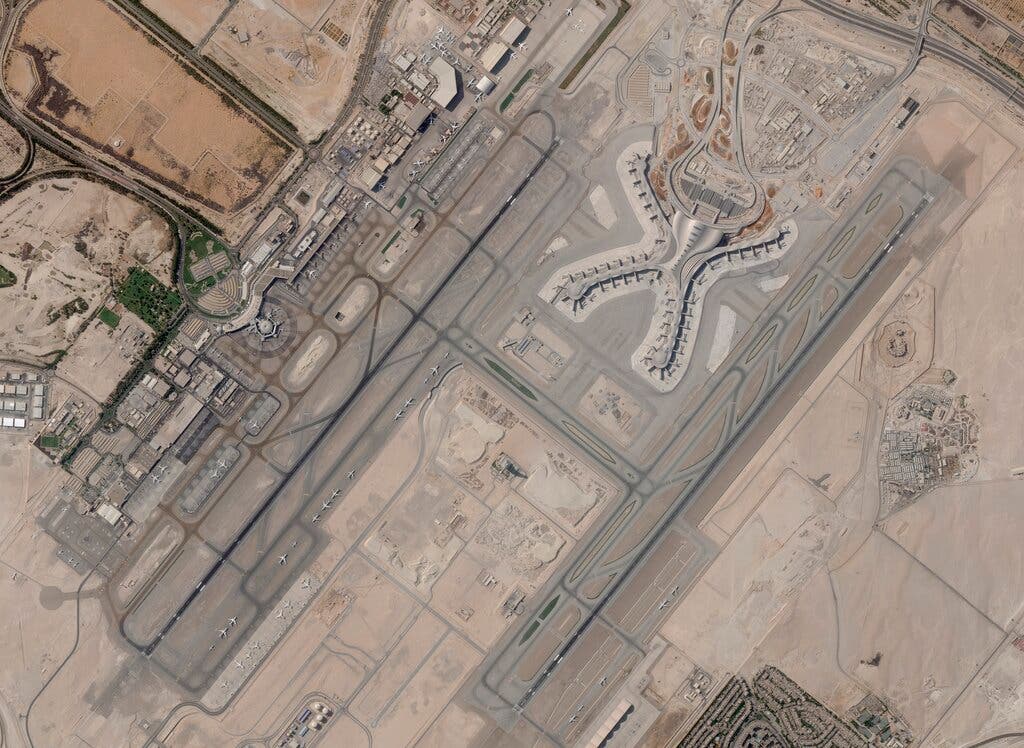 صورة بالأقمار الاصطناعية لمطار أبو ظبي (أ ب)