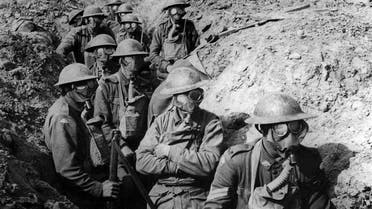 جنود أستراليون يرتدون اقنة غاز عام 1917