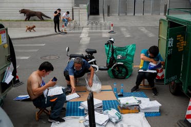 عمال البريد عملوا على ترتيبه خارج المكاتب في بكين في 2020 خلال ذروة جائحة كورونا في البلاد